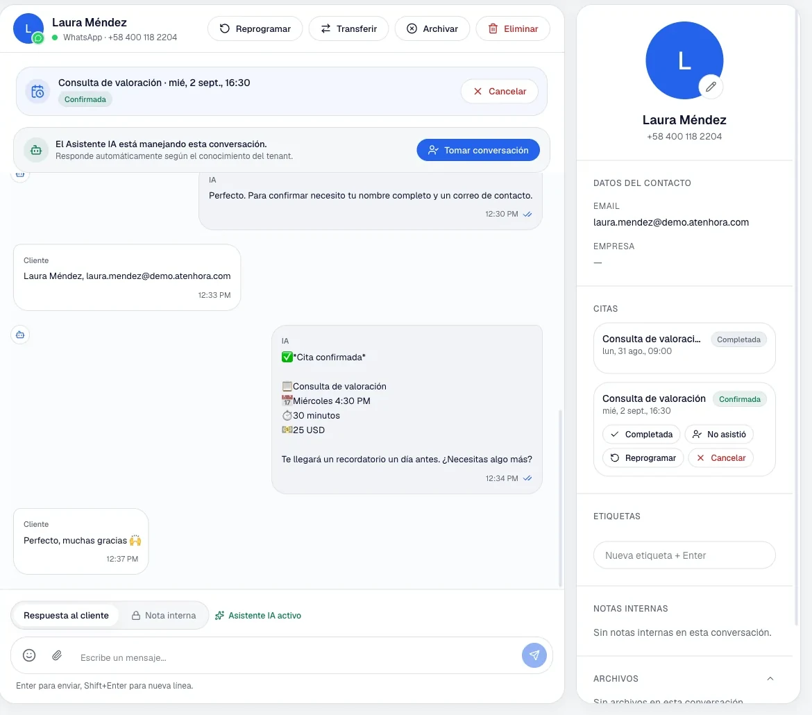 Conversación en Atenhora donde el asistente confirma la cita con el servicio, el día, la hora, la duración y el precio, junto al panel lateral que muestra la cita ya registrada como confirmada.